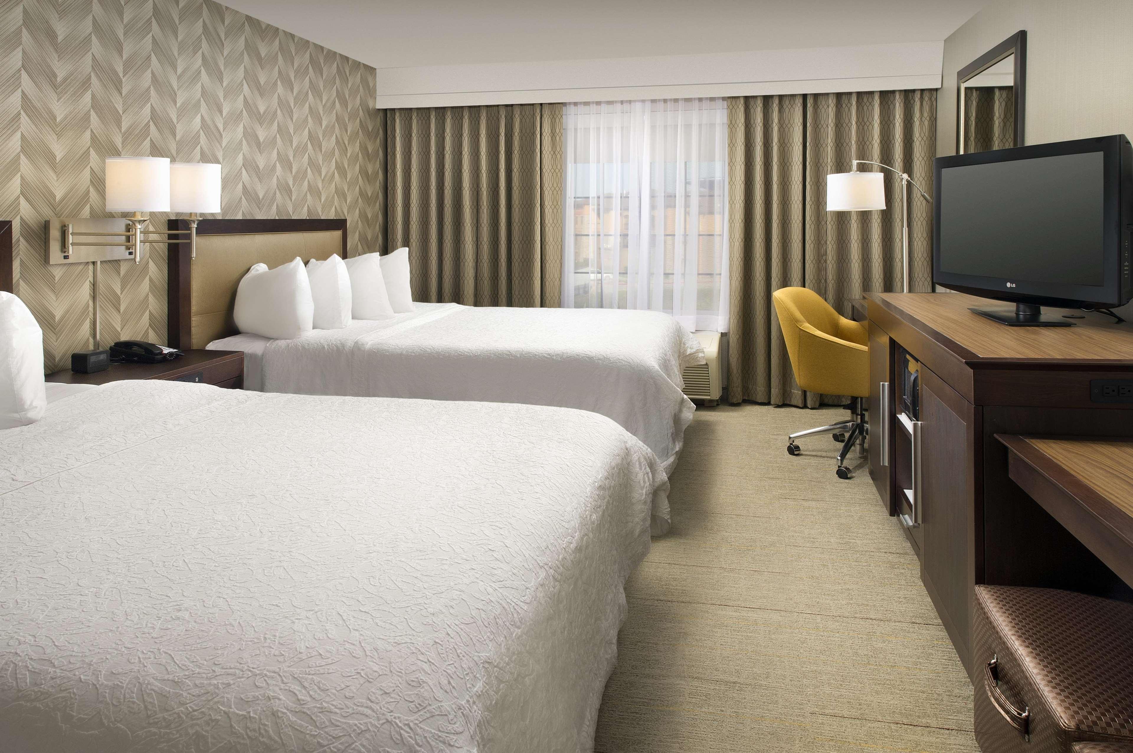 Hampton Inn Kansas City The Legends Exteriör bild