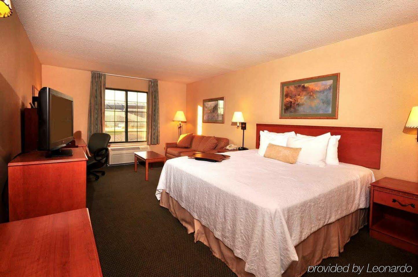 Hampton Inn Kansas City The Legends Exteriör bild