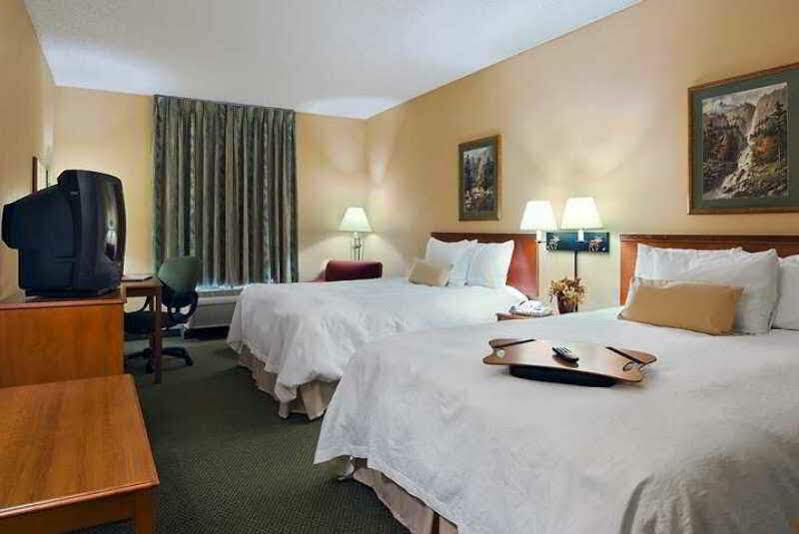Hampton Inn Kansas City The Legends Exteriör bild